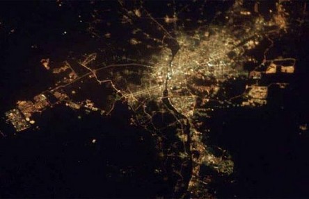 Cidades à noite vistas do céu 12